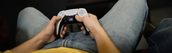 QUIIV, UCRÂNIA - FEVEREIRO 13, 2023: Vista de alto ângulo do homem jogando videogame no ciberclube, banner — Fotografia de Stock