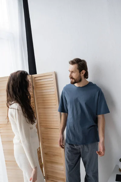 Couple en colère en pyjama querelles lors de difficultés relationnelles à la maison le matin — Photo de stock