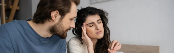Femme avec mal de tête prenant la pilule de petit ami attentionné à la maison, bannière — Photo de stock