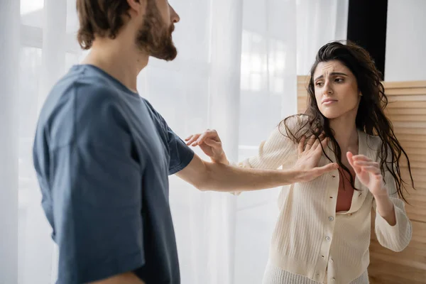 Mulher com medo de pé perto namorado abusivo durante dificuldades de relacionamento em casa — Fotografia de Stock