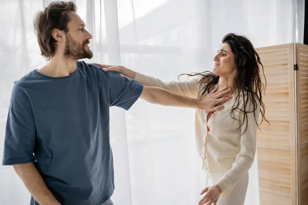 Homem barbudo empurrando namorada assustada durante briga em casa — Fotografia de Stock