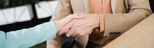 Abgeschnittene Ansicht erfolgreicher Geschäftspartner beim Händeschütteln im Büro, Banner — Stockfoto