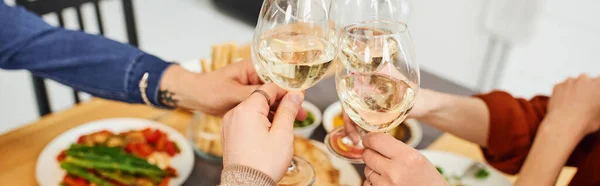 Vista ritagliata di gay uomo clinking bicchieri di vino con fidanzato e genitori vicino cena in cucina, banner — Foto stock