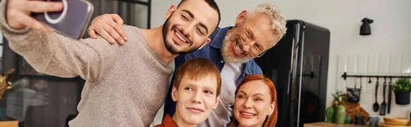 Satisfeito gay homem tomando selfie com pais e namorado no casa, banner — Fotografia de Stock