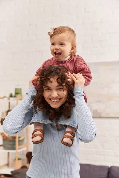 Mujer alegre con la muchacha del bebé en hombros, estilo de vida equilibrado, tiempo de la hija de la mamá, divertirse juntos, tiempo de calidad, trabajo y armonía de la vida, maternidad cariñosa, felicidad — Stock Photo