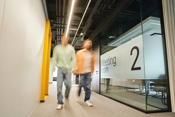 Довга експозиція двох успішних ділових партнерів, що ходять по конференц-залу в коридорі сучасного офісу з коворкінгом та високотехнологічним інтер'єром, динамічна бізнес-концепція — стокове фото