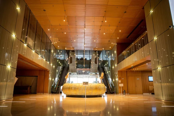 Interior del hotel moderno con recepción redonda y diseño sofisticado vestíbulo, escaleras mecánicas, escalera móvil, ambiente lujoso, amplio y confort, elegante y elegante - foto de stock