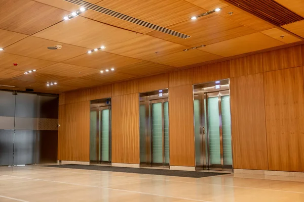 Современный интерьер отеля с изысканным дизайном вестибюля, лифтом, удобством, стильной и роскошной атмосферой, просторностью и комфортом, элегантностью и шиком, никто не стрелял — стоковое фото