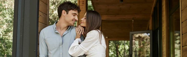 Transparent, schöner Mann und schöne Frau stehen in der Nähe von Ferienhaus, Sommerromantik, glückliches Paar — Stockfoto