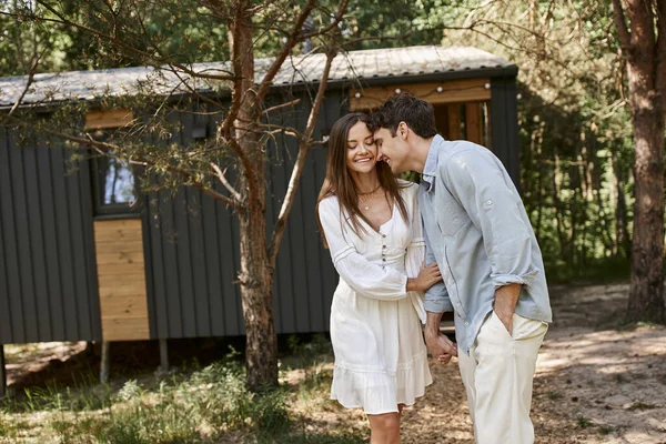 Positivo, verão, homem feliz e mulher bonita em sundress de mãos dadas perto de casa de férias — Fotografia de Stock