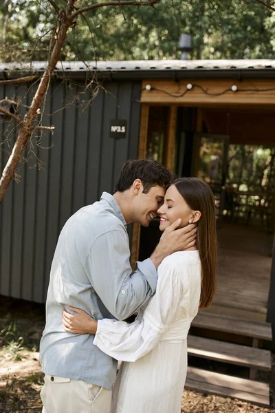 Couple amoureux, bel homme embrassant belle femme près de la maison de vacances, escapade estivale, romance — Photo de stock