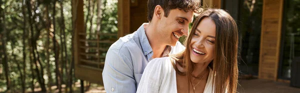 Banner, Lachen, glücklicher Mann umarmt fröhliche Frau in der Nähe von Ferienhaus, Sommerliebe und Romantik — Stockfoto