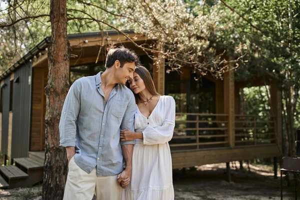 Mujer feliz en vestido blanco cogido de la mano con el novio, casa de verano, romance y amor, alegría — Stock Photo
