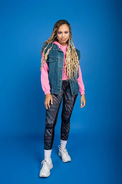 Attractive african american woman with dreadlocks posing in sporty outfit, diversity, look at camera — Stock Photo