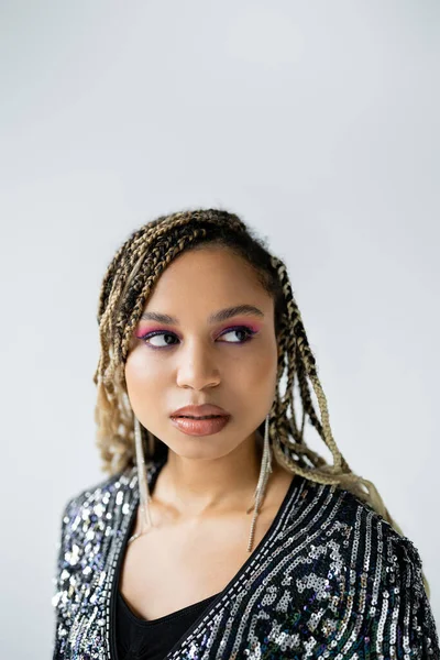 Retrato de mujer afroamericana soñadora mirando hacia otro lado sobre fondo gris, maquillaje audaz, atractivo — Stock Photo