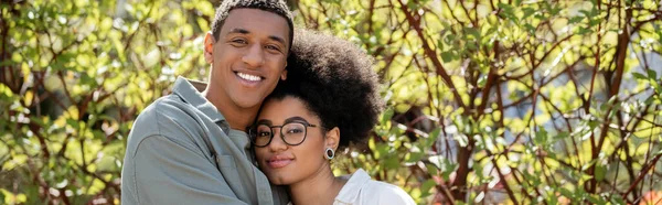 Joyeux couple afro-américain regardant la caméra ensemble à l'extérieur, bannière — Photo de stock