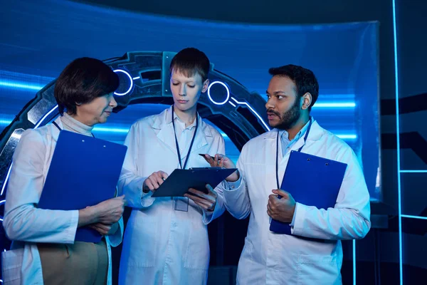 Indian scientist shares insights, explaining tasks to colleagues in a dynamic science center. — Stock Photo
