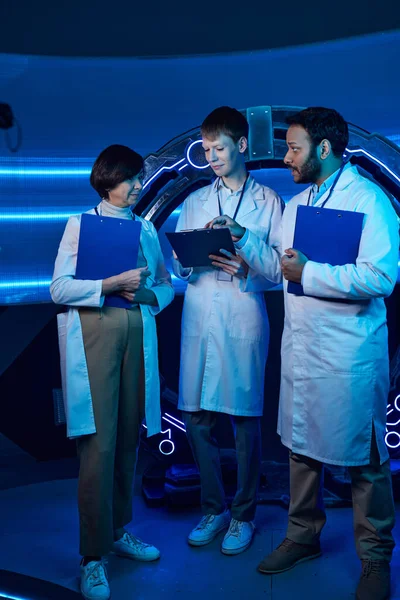 Confluence of Minds: Scientists Gather in Futuristic Center for Collaborative Endeavors — Stock Photo