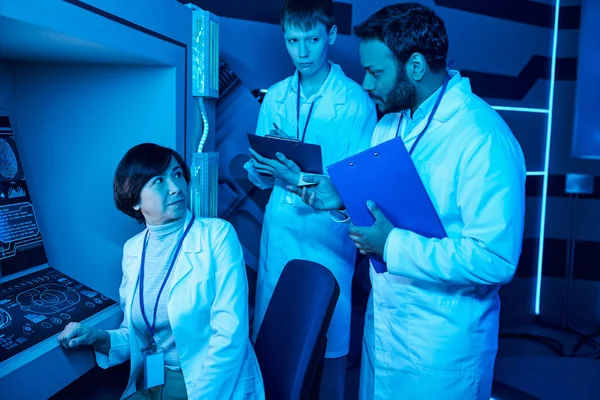 Discorso futuristico: Tre scienziati si impegnano nella discussione vicino al computer presso il Science Center — Stock Photo