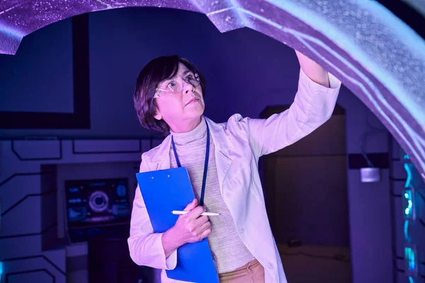 Experiencia futurista: Mujer científica adulta en el Centro de Ciencias del Mañana - foto de stock