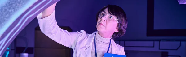 Баннер, футуристическая экспертиза: Ученая-взрослая женщина в Научном центре будущего — стоковое фото