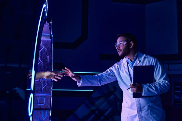 Conceito futurista, cientista indiano tocando mão aparecendo a partir de dispositivo experimental — Fotografia de Stock