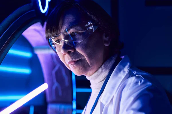 Portrait of middle aged woman scientist in goggles in science center, forward-thinking — Stock Photo