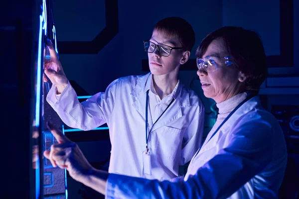 Science du futur, femme scientifique et jeune stagiaire opération dispositif innovant dans le centre de découverte — Photo de stock