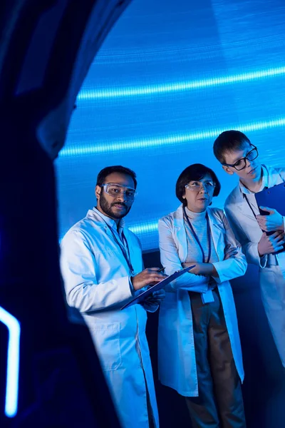 Scoperta scientifica, scienziati multietnici vicino a attrezzature sperimentali, centro di scienza futuristica — Stock Photo