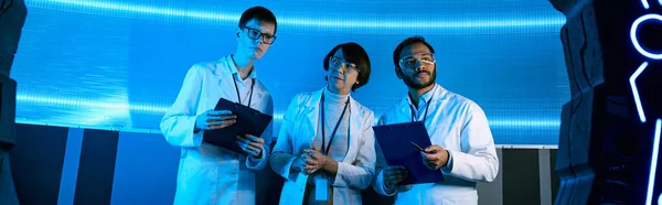 Científicos multiétnicos explorando equipos innovadores en el centro científico, pancarta - foto de stock
