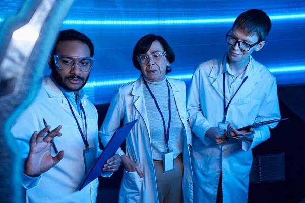 Exploring future, indian scientist showing innovation to colleagues in discovery center — Stock Photo