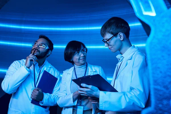 Créativité scientifique, scientifique indien penser près de collègues souriants dans le centre expérimental — Photo de stock