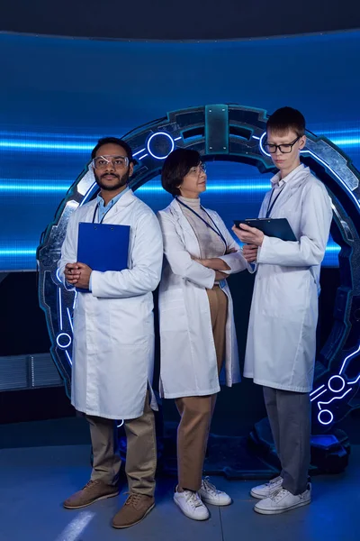 Concetto futuristico, team scientifico multietnico lungimirante vicino a nuove attrezzature nel centro scientifico — Foto stock