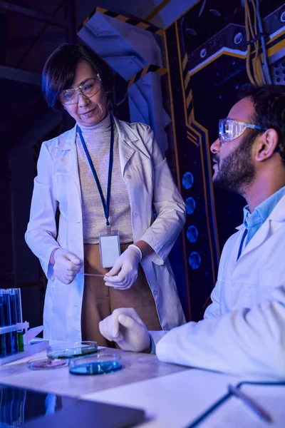 Scienziati multietnici che lavorano con capsule di Petri e provette con campioni di vita extraterrestre — Foto stock