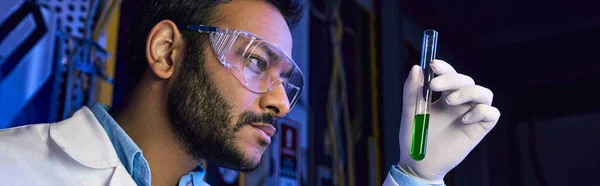 Future science, scientifique indien en lunettes regardant l'échantillon dans le tube à essai en laboratoire, bannière — Photo de stock