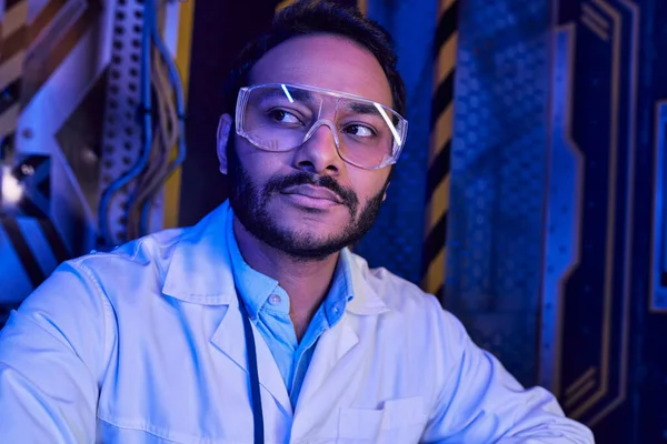 Conceito futurista, retrato de cientista indiano barbudo em óculos olhando para longe no centro de ciência — Fotografia de Stock