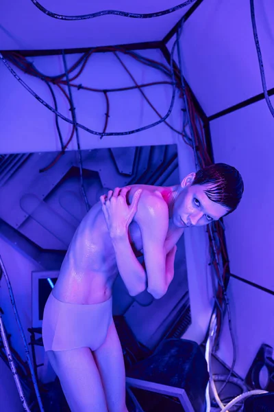 Jenseitiges Geschöpf, außerirdischer Reisender, der im neonbeleuchteten Innovationszentrum in die Kamera blickt — Stockfoto