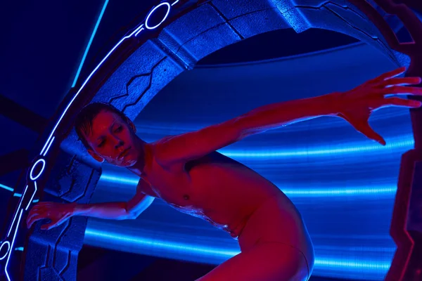Humanóide extraterrestre perto de dispositivo inovador de alta tecnologia no centro de ciência neon-lit do futuro — Fotografia de Stock