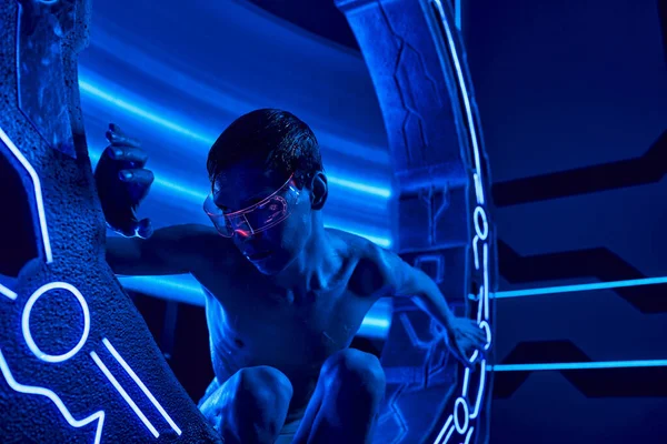 Futuro progresso da ciência, humanóide extraterrestre em óculos sentados em dispositivo experimental em laboratório — Fotografia de Stock