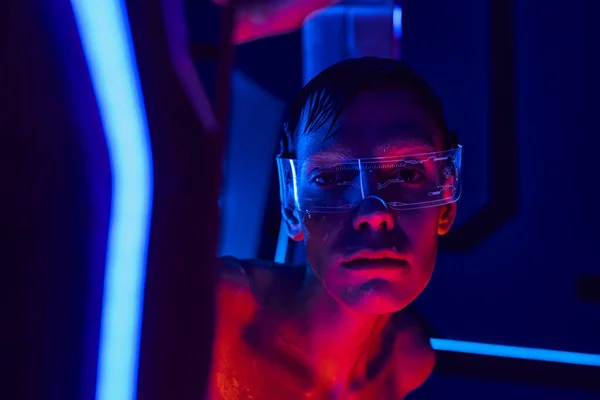 Recherche futuriste, humanoïde extraterrestre en lunettes regardant la caméra dans un laboratoire innovant — Photo de stock