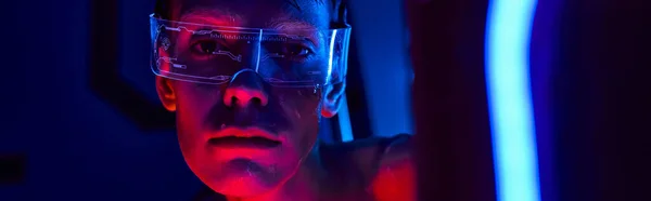 Phénomène cosmique, humanoïde extraterrestre en lunettes regardant la caméra dans le centre scientifique futuriste, bannière — Photo de stock