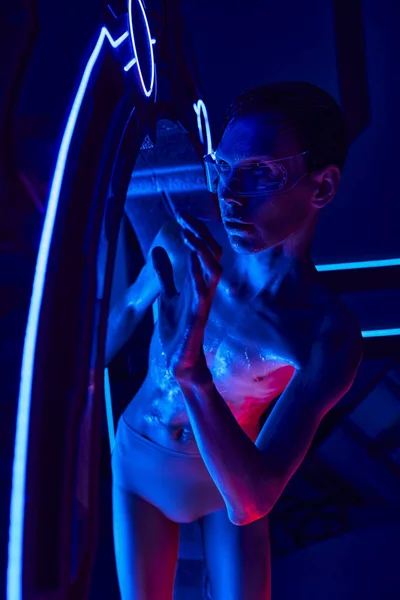 Conceito futurista, progresso científico, alienígena em óculos perto de dispositivo experimental no centro de inovação — Fotografia de Stock