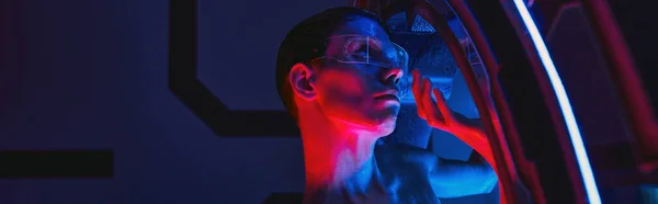 Concepto futurista, humanoide extranjero en gafas dentro de dispositivo innovador en laboratorio científico, bandera - foto de stock