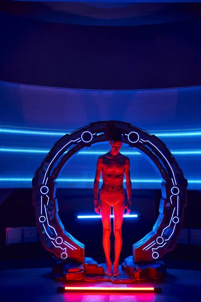 Tecnologie futuristiche, alieno in piedi in dispositivo sperimentale nel centro scientifico, lunghezza completa — Foto stock