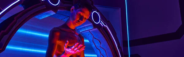 Centro de ciência futurista, alienígena humanóide olhando para a mão perto de dispositivo experimental, banner — Fotografia de Stock