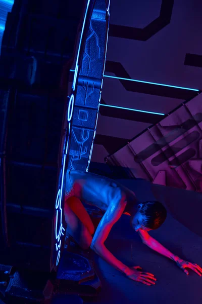 Kosmisches Phänomen, überirdischer Humanoid unbekannt in neonbeleuchtetem futuristischem Labor — Stockfoto