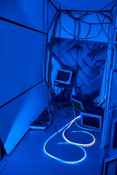 Explorando o futuro, computadores, monitores e fios em laboratório od centro de ciência — Fotografia de Stock