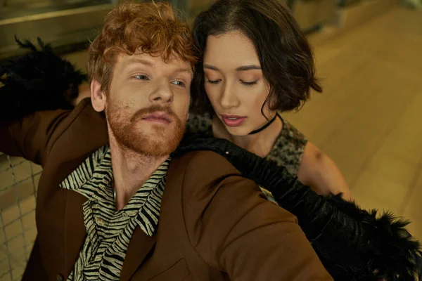 Retrato de jovem casal interracial elegante posando juntos na lavanderia pública — Fotografia de Stock