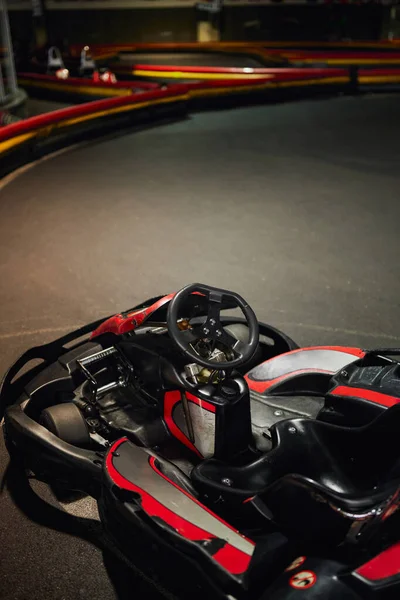 Ir kart carrinho para corridas, carro de corrida vermelho dentro do circuito de kart indoor, veículo de corrida a motor — Fotografia de Stock