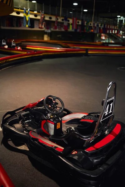 Voiture de course rouge à l'intérieur du circuit de kart intérieur, véhicule de course automobile, karting de chariot de go pour la course de vitesse — Photo de stock